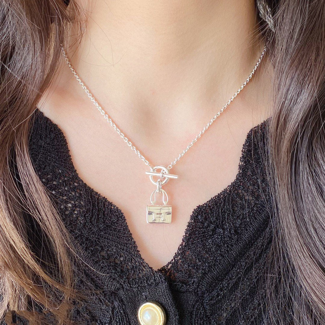 {
  "Bling Jewelrys": "ブリングジュエリー",
  "CONSTANCE PEDANT SILVER NECKLACE": "コンスタンス ペンダント シルバーネックレス"
}