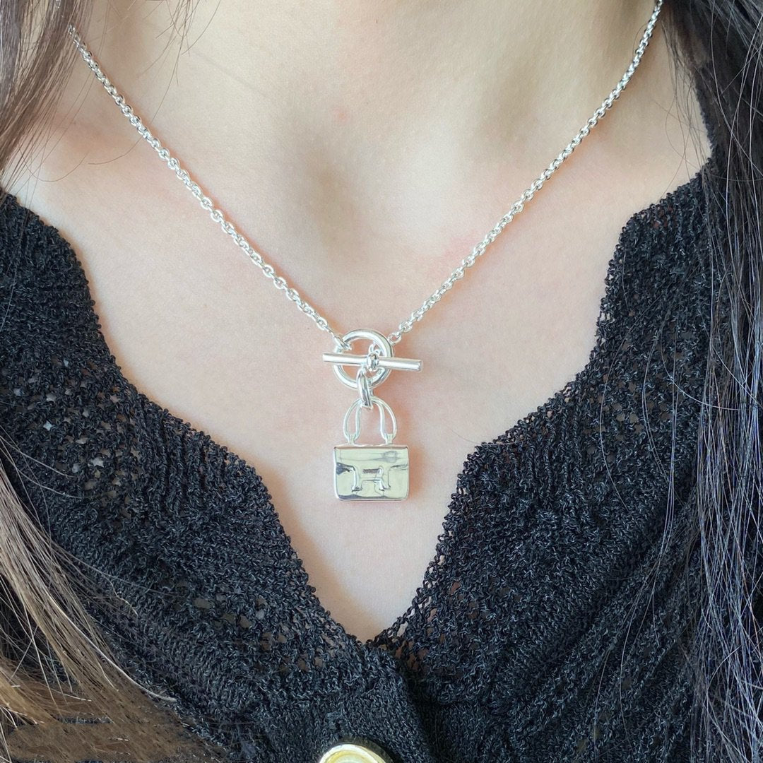 {
  "Bling Jewelrys": "ブリングジュエリー",
  "CONSTANCE PEDANT SILVER NECKLACE": "コンスタンス ペンダント シルバーネックレス"
}