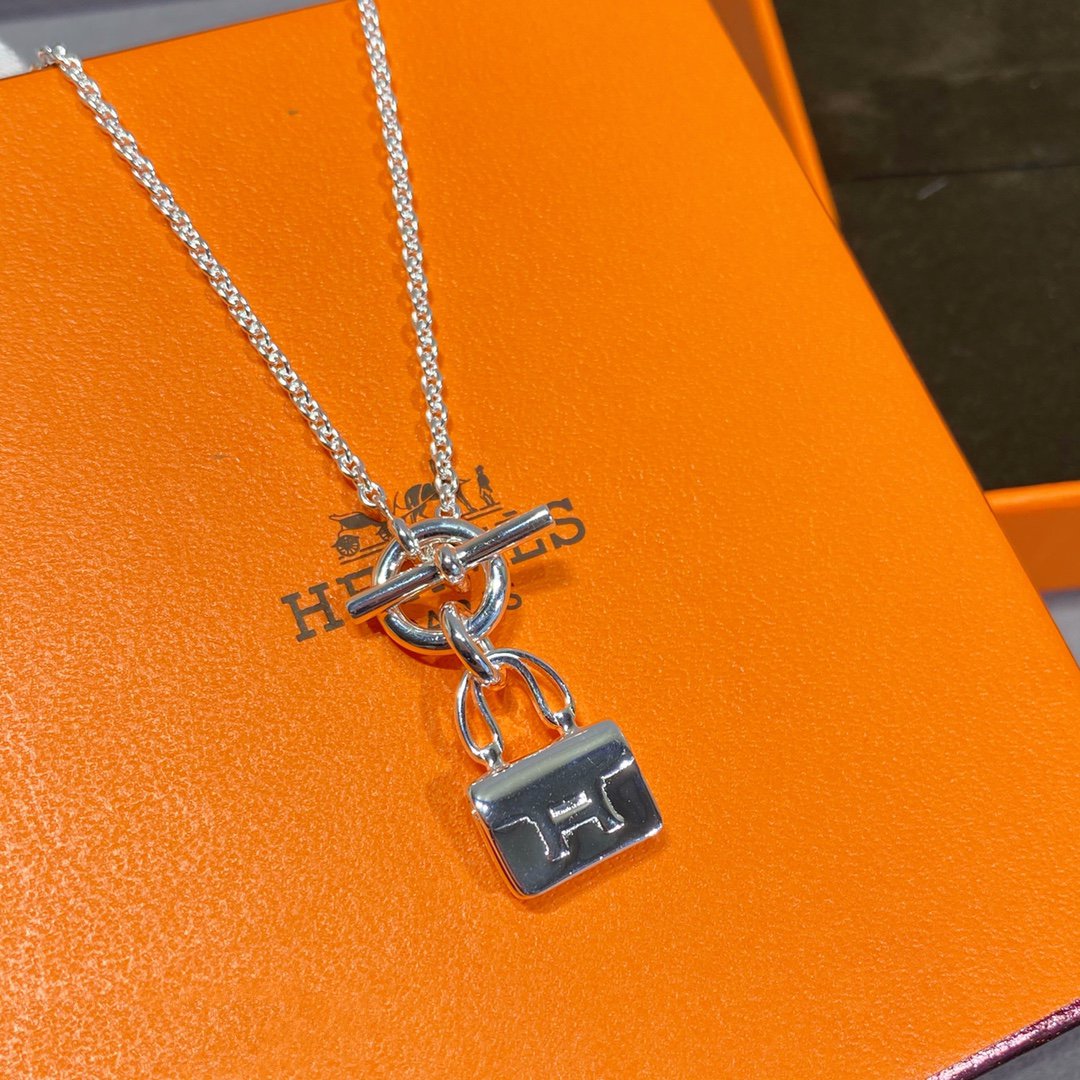 {
  "Bling Jewelrys": "ブリングジュエリー",
  "CONSTANCE PEDANT SILVER NECKLACE": "コンスタンス ペンダント シルバーネックレス"
}