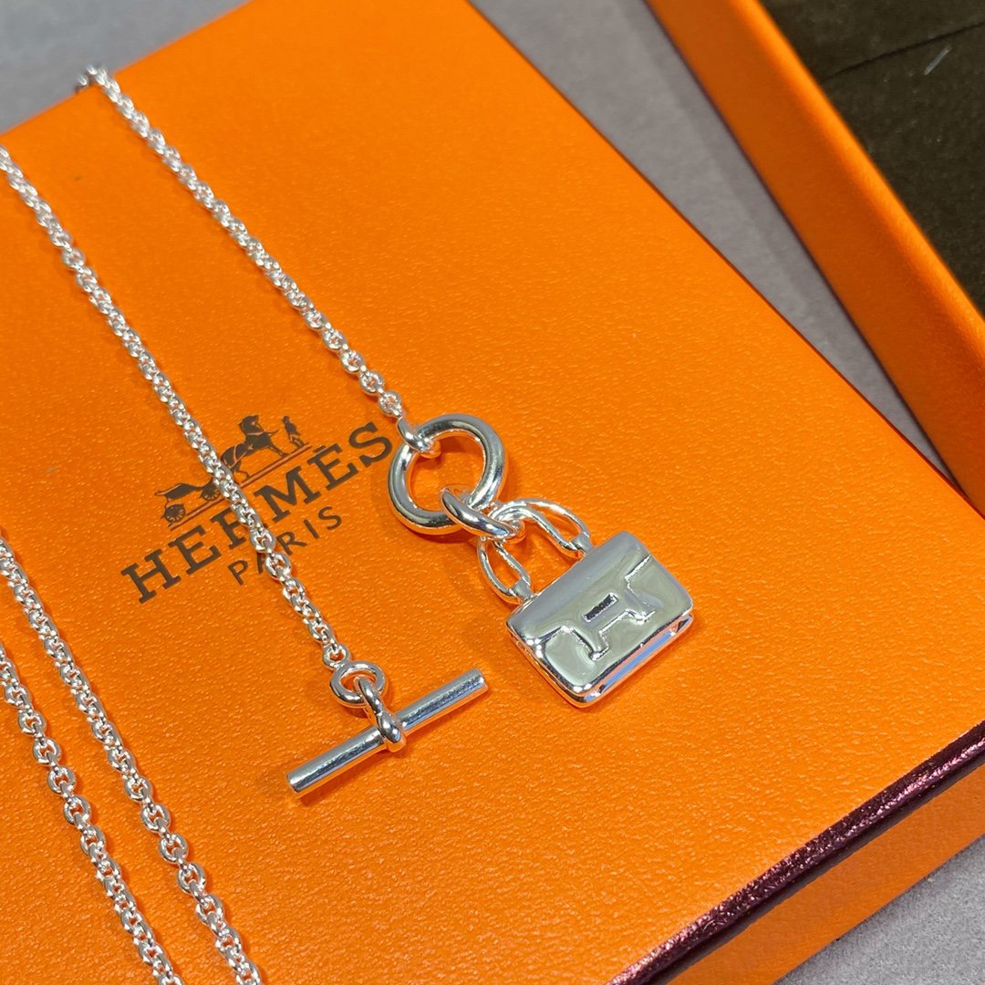 {
  "Bling Jewelrys": "ブリングジュエリー",
  "CONSTANCE PEDANT SILVER NECKLACE": "コンスタンス ペンダント シルバーネックレス"
}
