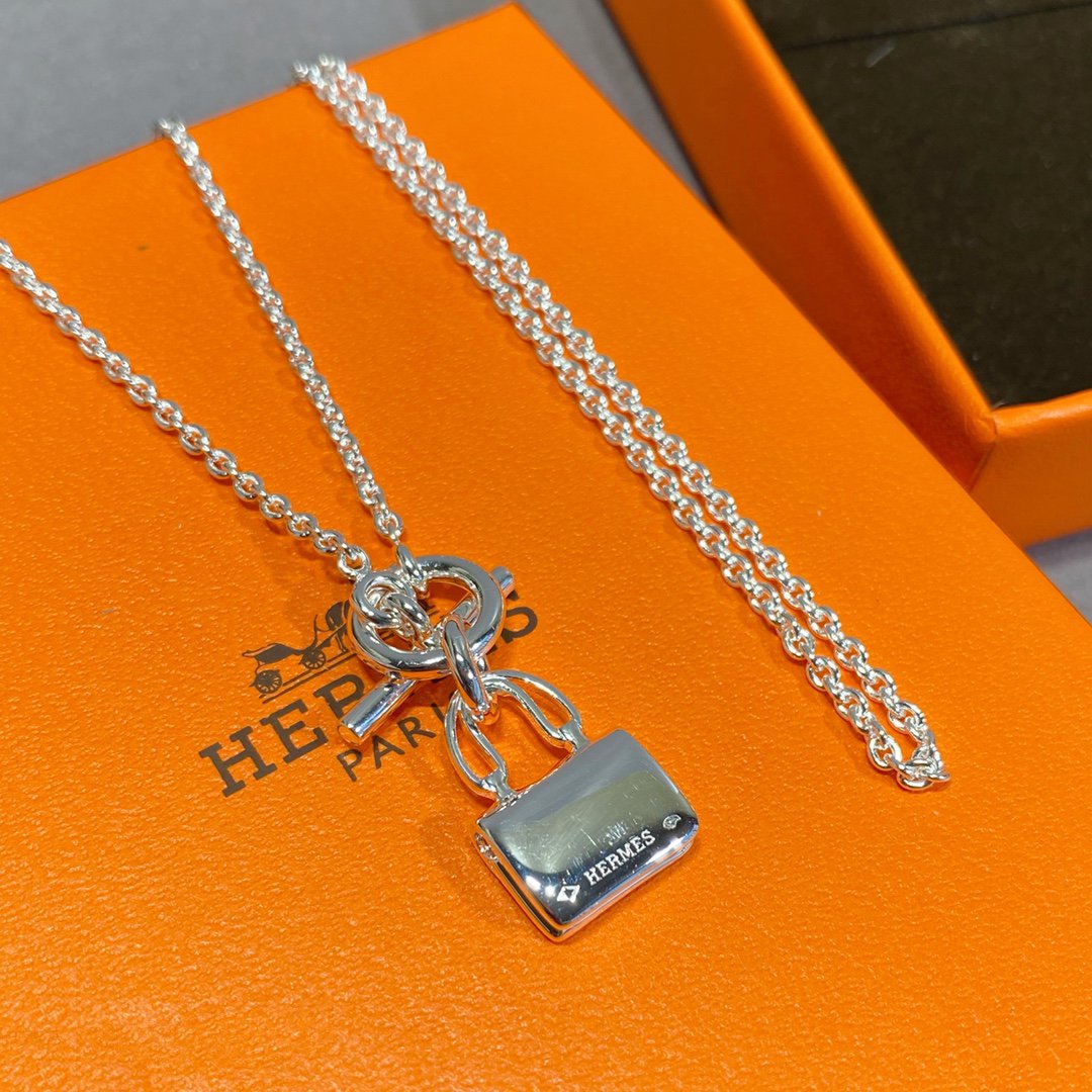 {
  "Bling Jewelrys": "ブリングジュエリー",
  "CONSTANCE PEDANT SILVER NECKLACE": "コンスタンス ペンダント シルバーネックレス"
}