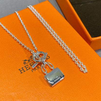 {
  "Bling Jewelrys": "ブリングジュエリー",
  "CONSTANCE PEDANT SILVER NECKLACE": "コンスタンス ペンダント シルバーネックレス"
}