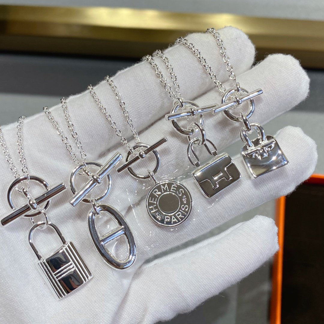 {
  "Bling Jewelrys": "ブリングジュエリー",
  "CONSTANCE PEDANT SILVER NECKLACE": "コンスタンス ペンダント シルバーネックレス"
}
