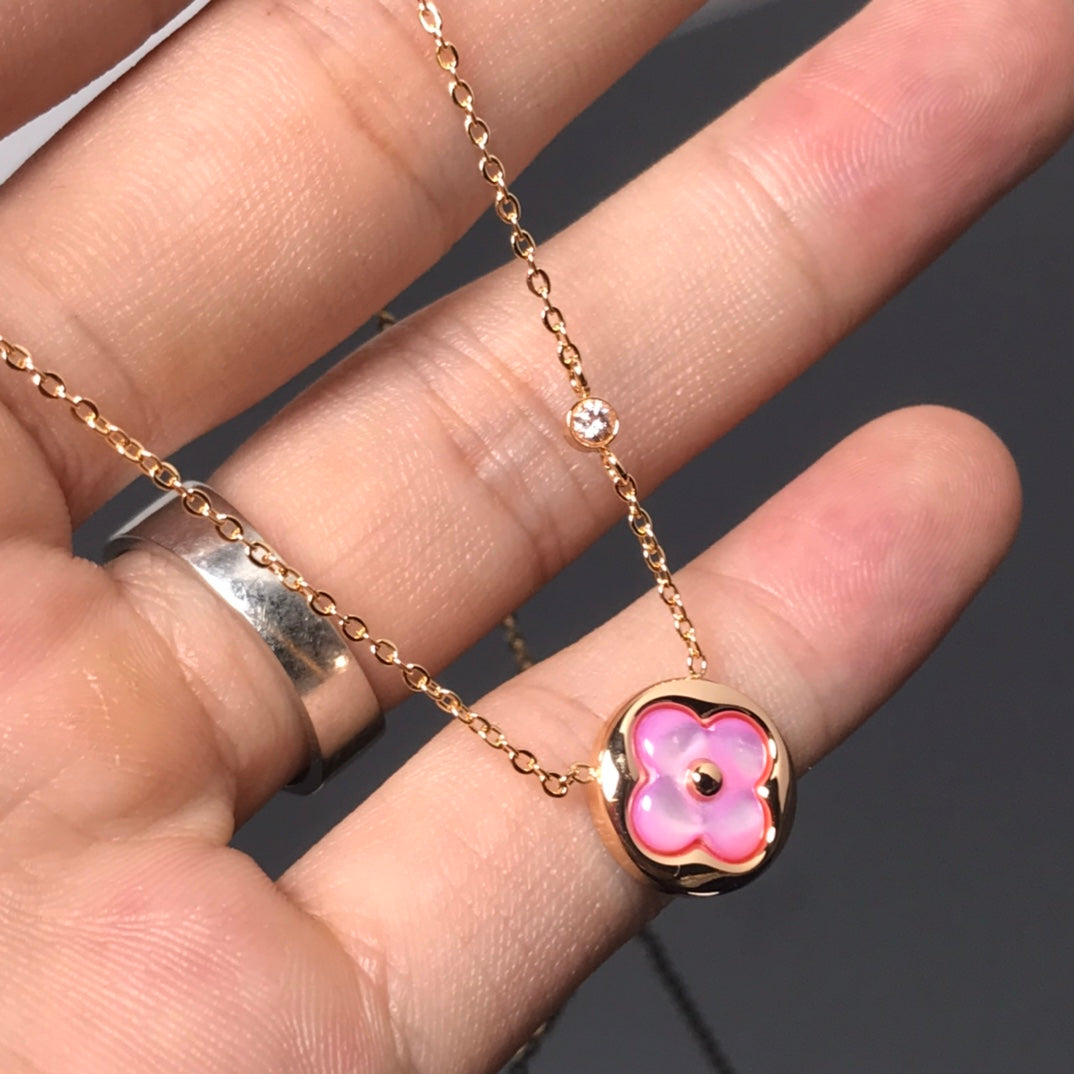 {
  "Bling Jewelrys": "Bling Jewelrys",
  "COLOR BLOSSOM PINK MOP SUN GOLD NECKLACE": "COLOR BLOSSOM ROSA MOP SONNENGOLD-HALSKETTE"
}