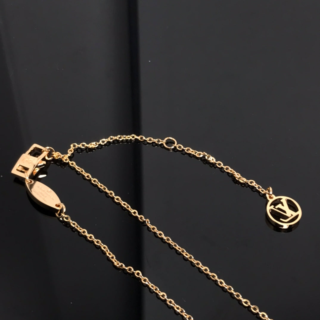 {
  "Bling Jewelrys": "Bling Jewelrys",
  "COLOR BLOSSOM PINK MOP SUN GOLD NECKLACE": "COLOR BLOSSOM ROSA MOP SONNENGOLD-HALSKETTE"
}