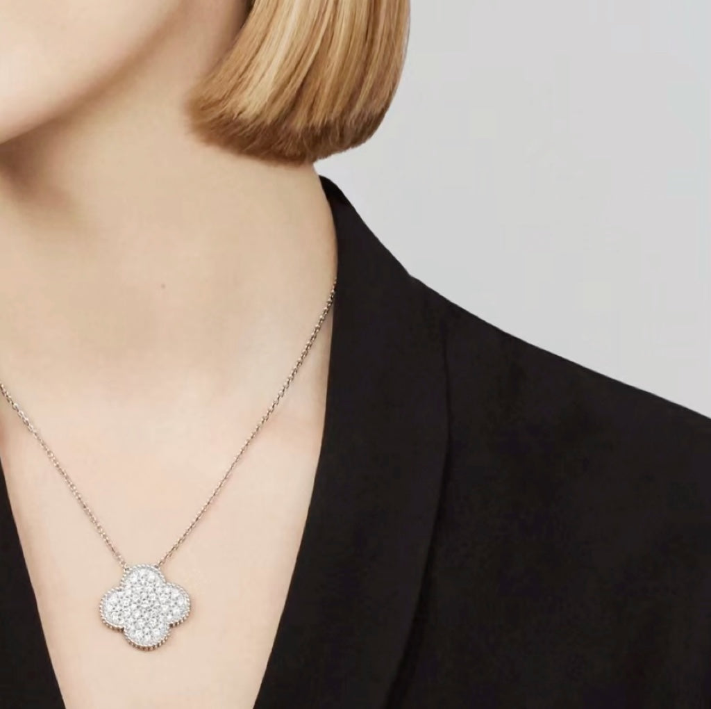 {
"Bling Jewelrys ": "Bling Jewelry ",
"CLOVER 25MM LARGE PENDANT DIAMOND PAVED SILVER NECKLACE": "KLEEBLATT 25MM GROSSER ANHÄNGER DIAMANT-PAVÉ SILBERHALSKETTE"
}