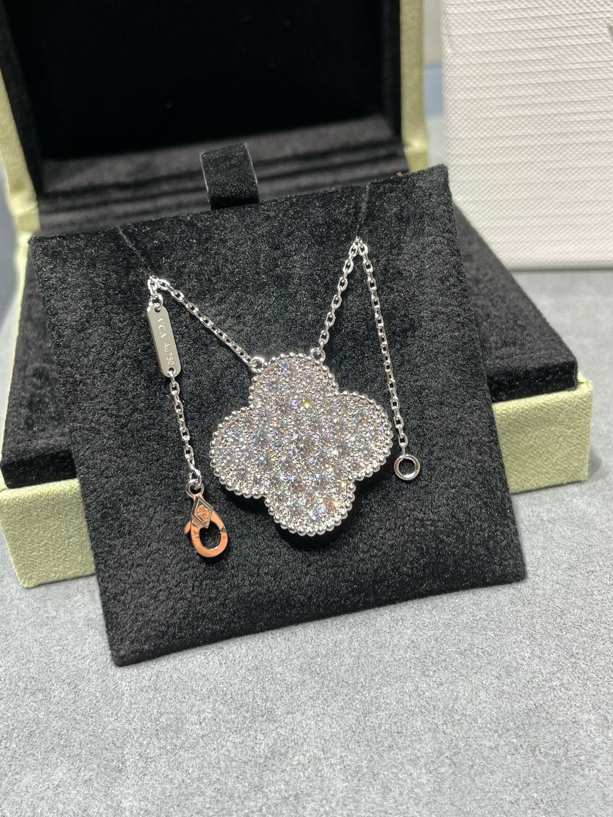 {
"Bling Jewelrys ": "Bling Jewelry ",
"CLOVER 25MM LARGE PENDANT DIAMOND PAVED SILVER NECKLACE": "KLEEBLATT 25MM GROSSER ANHÄNGER DIAMANT-PAVÉ SILBERHALSKETTE"
}
