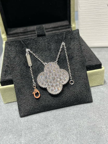 {
"Bling Jewelrys ": "Bling Jewelry ",
"CLOVER 25MM LARGE PENDANT DIAMOND PAVED SILVER NECKLACE": "KLEEBLATT 25MM GROSSER ANHÄNGER DIAMANT-PAVÉ SILBERHALSKETTE"
}