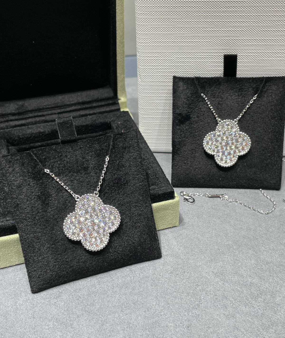 {
"Bling Jewelrys ": "Bling Jewelry ",
"CLOVER 25MM LARGE PENDANT DIAMOND PAVED SILVER NECKLACE": "KLEEBLATT 25MM GROSSER ANHÄNGER DIAMANT-PAVÉ SILBERHALSKETTE"
}