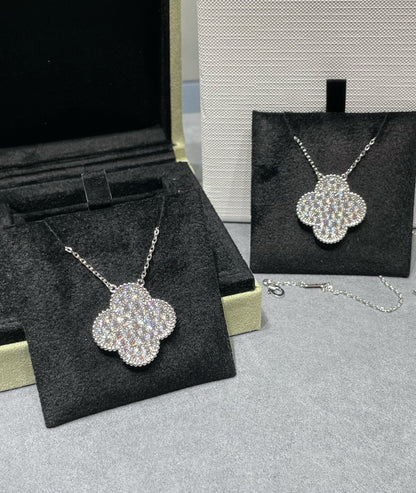 {
"Bling Jewelrys ": "Bling Jewelry ",
"CLOVER 25MM LARGE PENDANT DIAMOND PAVED SILVER NECKLACE": "KLEEBLATT 25MM GROSSER ANHÄNGER DIAMANT-PAVÉ SILBERHALSKETTE"
}
