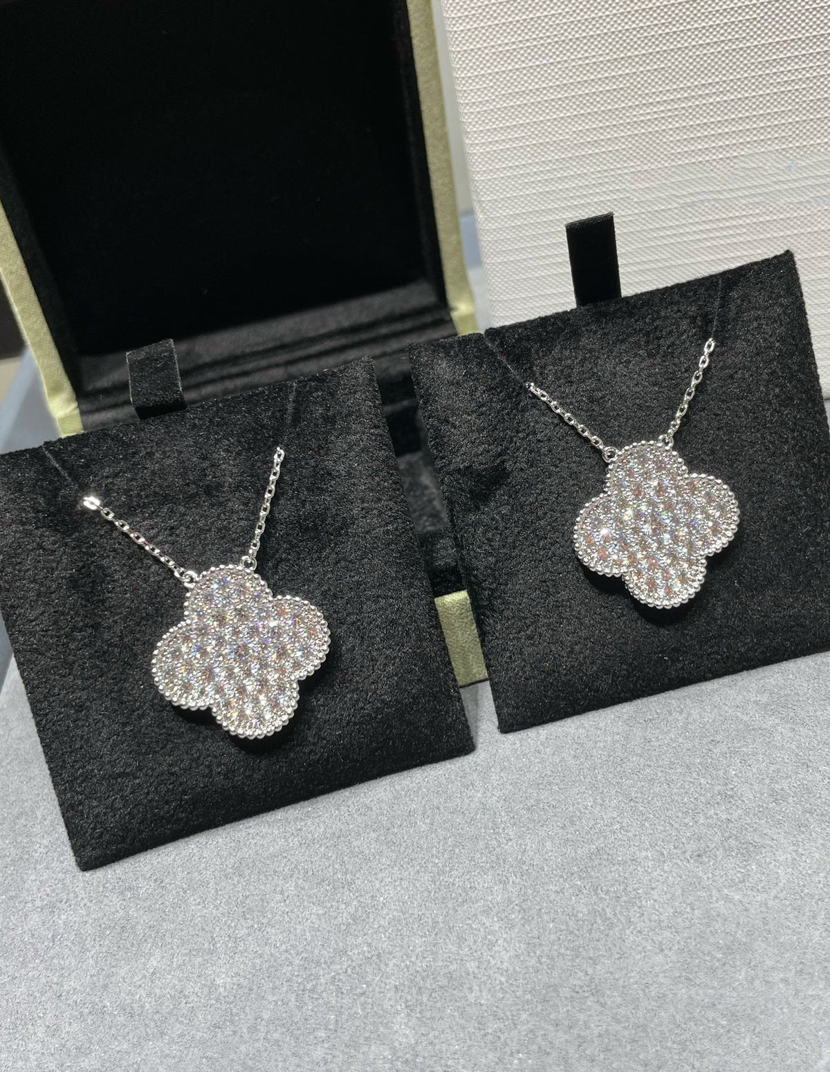 {
"Bling Jewelrys ": "Bling Jewelry ",
"CLOVER 25MM LARGE PENDANT DIAMOND PAVED SILVER NECKLACE": "KLEEBLATT 25MM GROSSER ANHÄNGER DIAMANT-PAVÉ SILBERHALSKETTE"
}