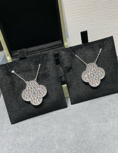 {
"Bling Jewelrys ": "Bling Jewelry ",
"CLOVER 25MM LARGE PENDANT DIAMOND PAVED SILVER NECKLACE": "KLEEBLATT 25MM GROSSER ANHÄNGER DIAMANT-PAVÉ SILBERHALSKETTE"
}