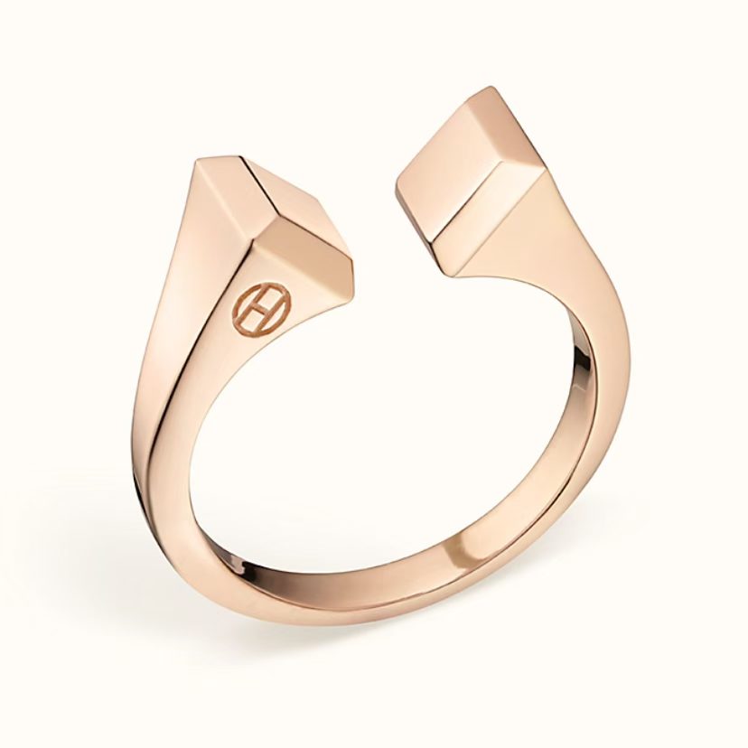 {
  "Bling Jewelrys": "【Bling Jewelrys】コーンリベットリングはオープンタイプで、フリーサイズです。"
}