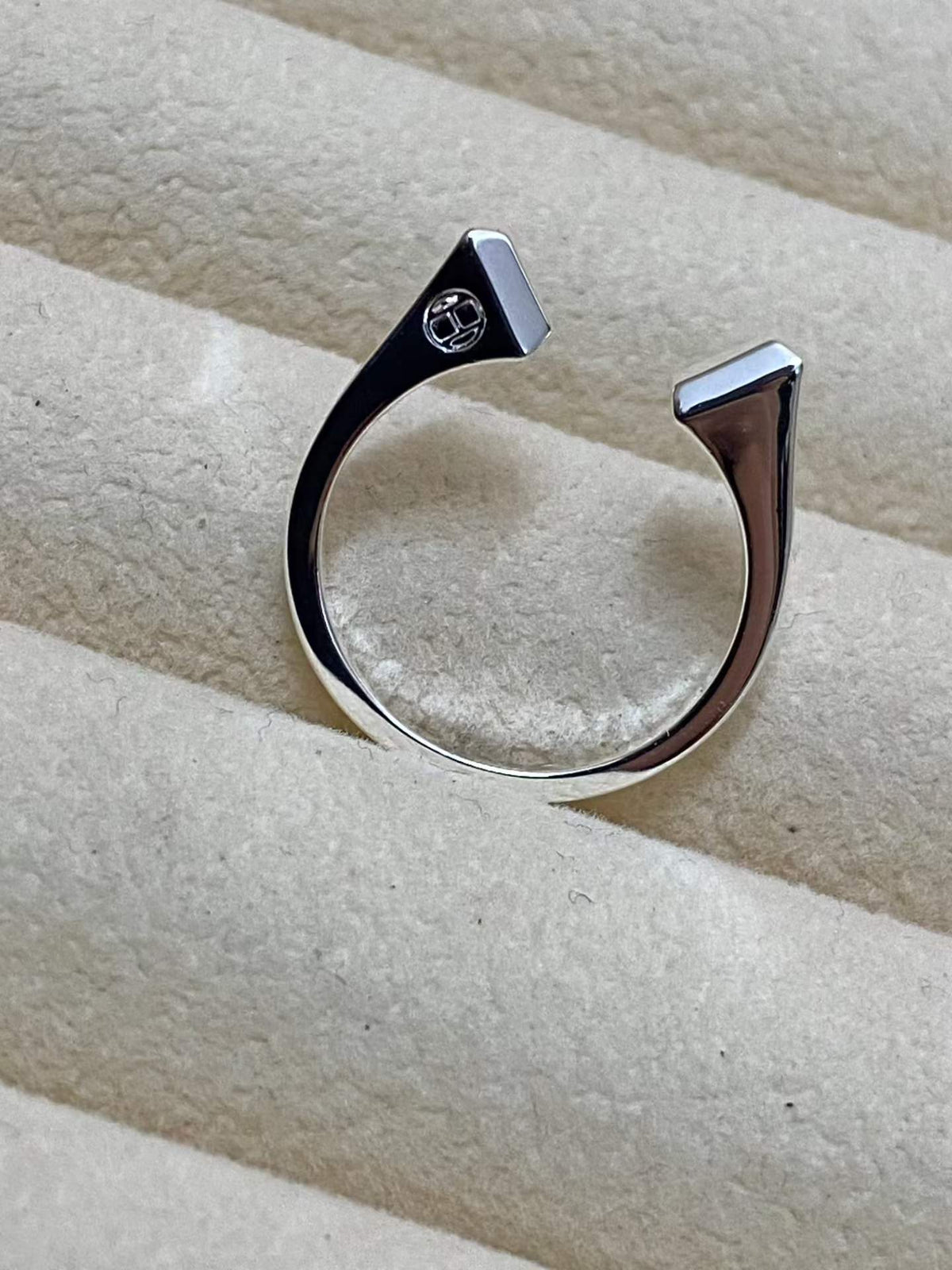 {
  "Bling Jewelrys": "【Bling Jewelrys】コーンリベットリングはオープンタイプで、フリーサイズです。"
}