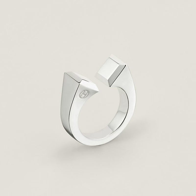 {
  "Bling Jewelrys": "【Bling Jewelrys】コーンリベットリングはオープンタイプで、フリーサイズです。"
}