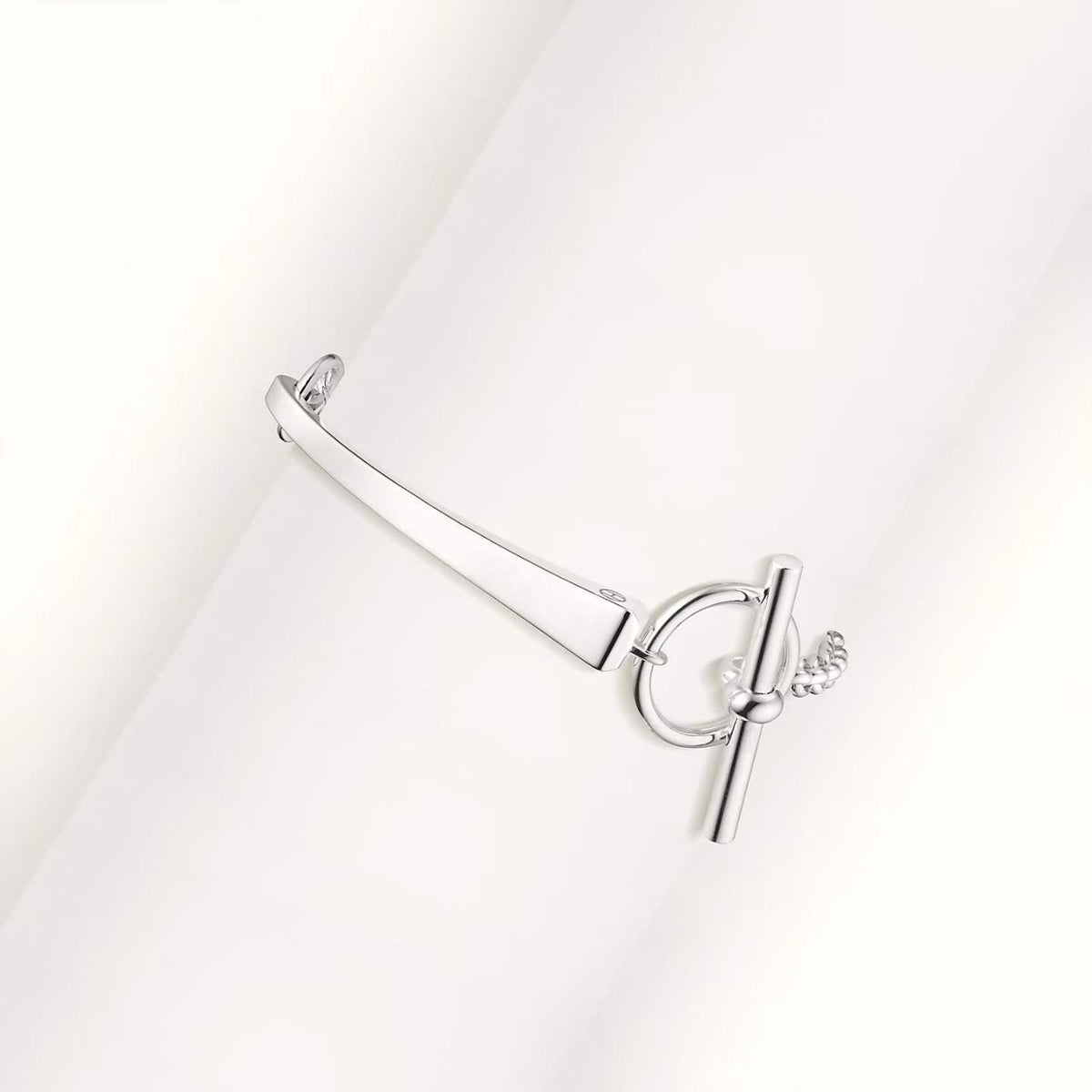{
"Bling Jewelrys": "ブリングジュエリー",
"CLOU DE FORGE BRACELET WITH SQUARE CONE STUDS": "スクエアコーンスタッズ付き クルー・ド・フォルジュ ブレスレット"
}