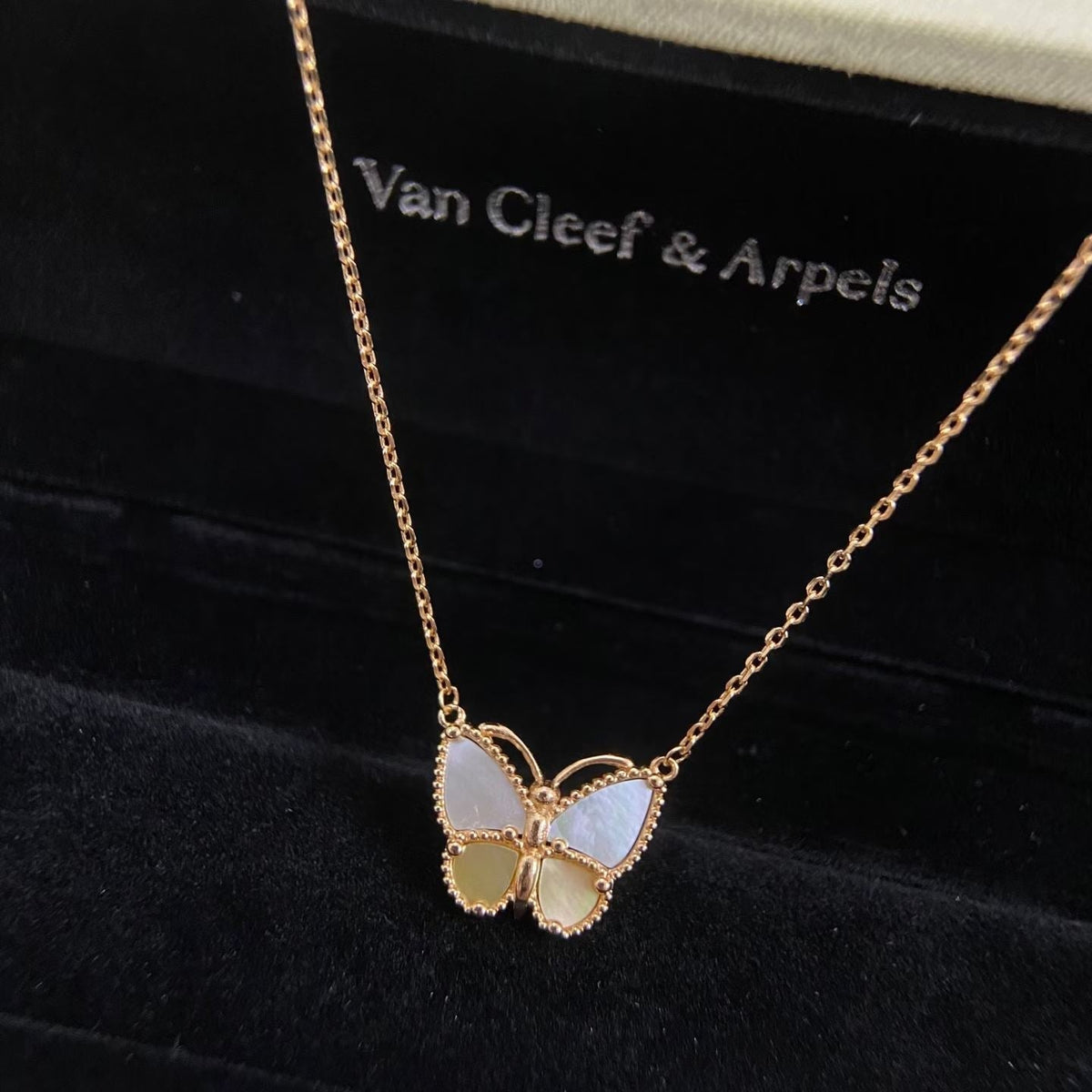 [Bling Jewelrys]NEUE ROSÉGOLDENE SCHMETTERLING-HALSKETTE MIT WEISSEM PERLMUTT