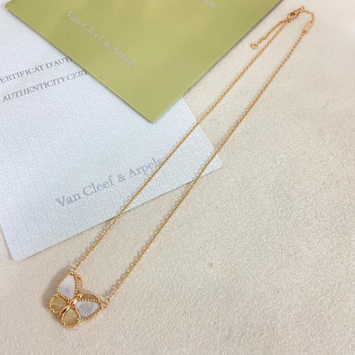 [Bling Jewelrys]NEUE ROSÉGOLDENE SCHMETTERLING-HALSKETTE MIT WEISSEM PERLMUTT
