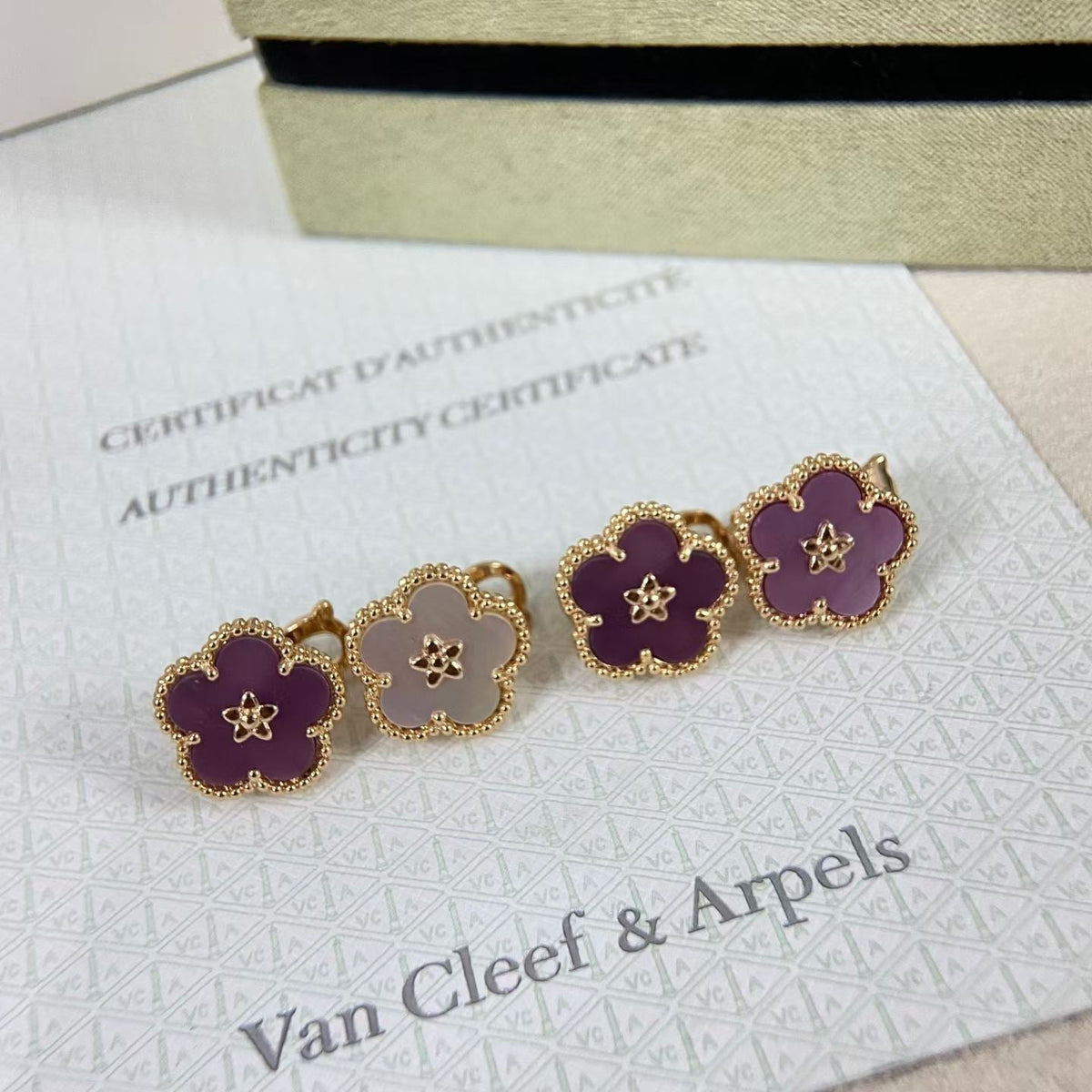 {
  "Bling Jewelrys": "【Bling Jewelrys】新着 パープルプラムの香り 梅の花ゴールドピアス"
}