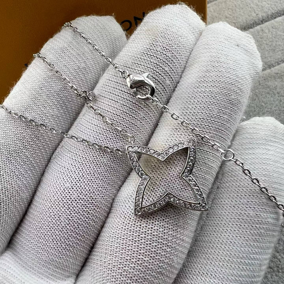 {
  "[Bling Jewelrys]FOUR-LEAF CLOVER OPENWORK NECKLACE": "【Bling Jewelrys】四つ葉のクローバー 透かし彫りネックレス"
}