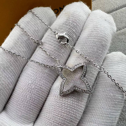 {
  "[Bling Jewelrys]FOUR-LEAF CLOVER OPENWORK NECKLACE": "【Bling Jewelrys】四つ葉のクローバー 透かし彫りネックレス"
}