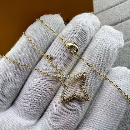 {
  "[Bling Jewelrys]FOUR-LEAF CLOVER OPENWORK NECKLACE": "【Bling Jewelrys】四つ葉のクローバー 透かし彫りネックレス"
}