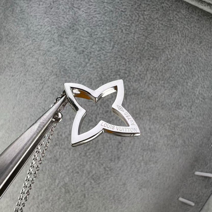 {
  "[Bling Jewelrys]FOUR-LEAF CLOVER OPENWORK NECKLACE": "【Bling Jewelrys】四つ葉のクローバー 透かし彫りネックレス"
}