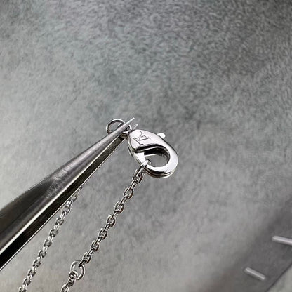 {
  "[Bling Jewelrys]FOUR-LEAF CLOVER OPENWORK NECKLACE": "【Bling Jewelrys】四つ葉のクローバー 透かし彫りネックレス"
}