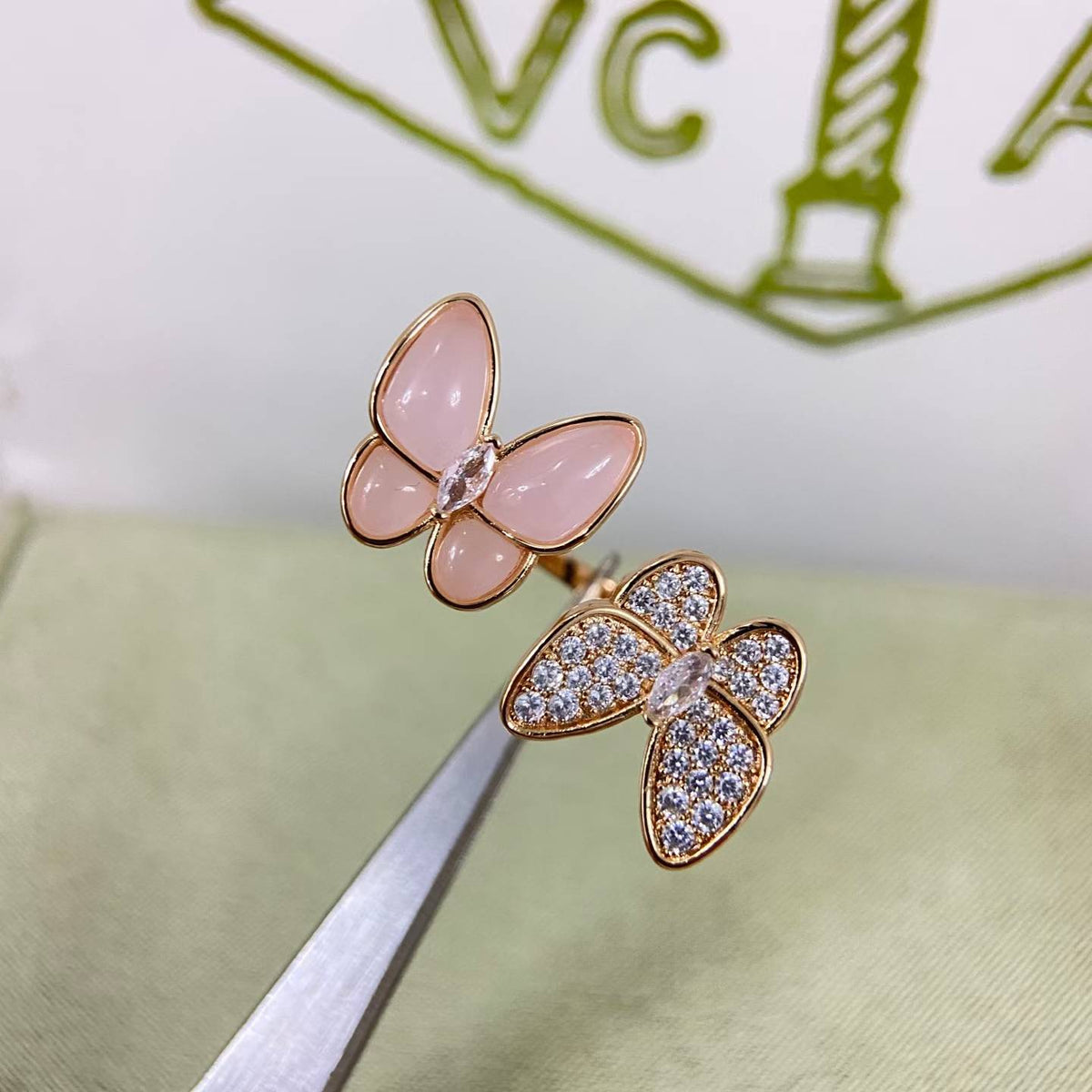 {"Bling Jewelrys":"Bling Jewelrys","TWIN BUTTERFLY NEW DIAMOND & PINK BUTTERFLY RING":"DOPPELTER SCHMETTERLING NEUER DIAMANT & ROSA SCHMETTERLINGS-RING"}