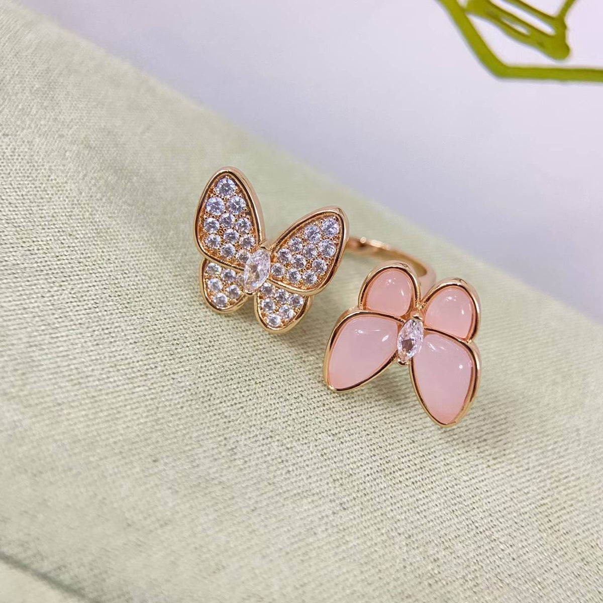 {"Bling Jewelrys":"Bling Jewelrys","TWIN BUTTERFLY NEW DIAMOND & PINK BUTTERFLY RING":"DOPPELTER SCHMETTERLING NEUER DIAMANT & ROSA SCHMETTERLINGS-RING"}