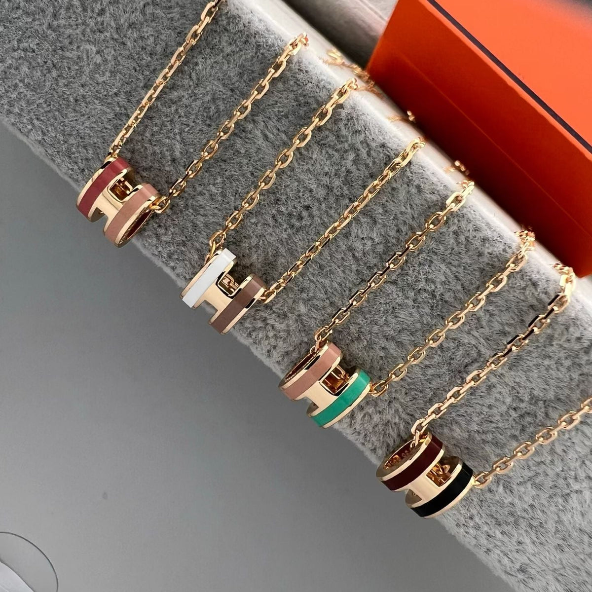 [Bling Jewelry] ミニ ツートンカラー H ペンダント ネックレス