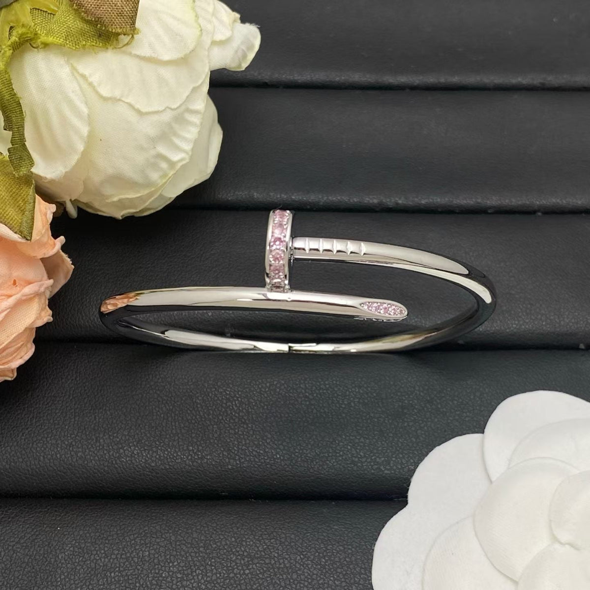 {
  "Bling Jewelrys": "【Bling Jewelrys】初登場。新作ネイルピンクダイヤモンドバングル"
}