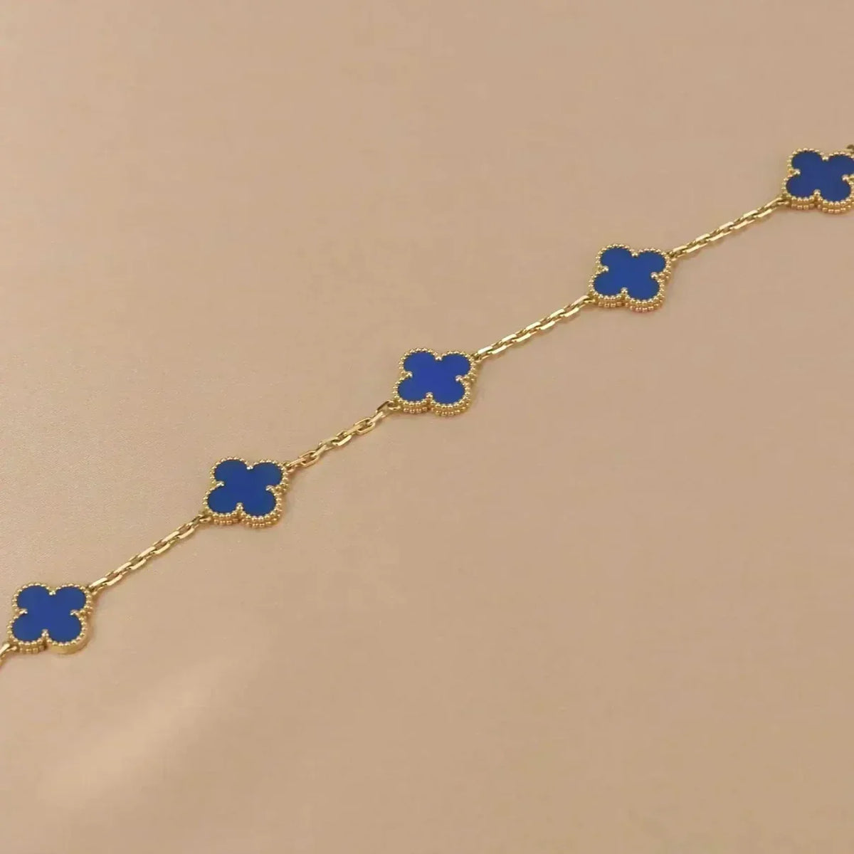 {
  "Bling Jewelrys": "ブリング・ジュエリー",
  "CLOVER 5 MOTIF BLUE AGATE BRACELET COLLECTION": "クローバー 5モチーフ ブルーアゲート ブレスレット コレクション"
}