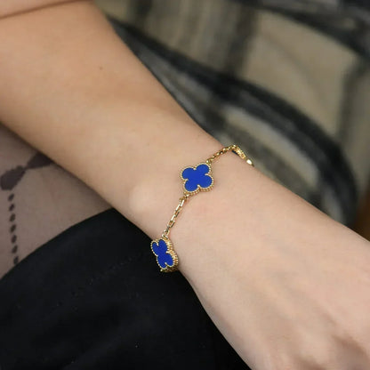 {
  "Bling Jewelrys": "ブリング・ジュエリー",
  "CLOVER 5 MOTIF BLUE AGATE BRACELET COLLECTION": "クローバー 5モチーフ ブルーアゲート ブレスレット コレクション"
}