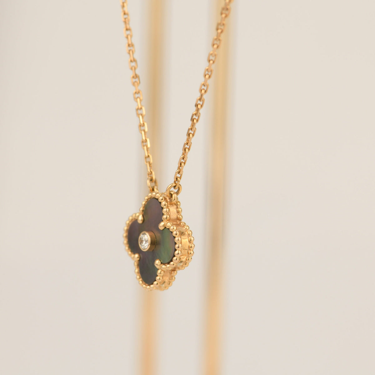 {
  "Bling Jewelrys": "ブリングジュエリー",
  "CLOVER 15MM DIAMOND AND MOTHER-OF-GREY NECKLACE": "クローバー 15mm ダイヤモンド＆グレーマザーオブパール ネックレス"
}
