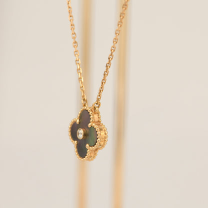 {
  "Bling Jewelrys": "ブリングジュエリー",
  "CLOVER 15MM DIAMOND AND MOTHER-OF-GREY NECKLACE": "クローバー 15mm ダイヤモンド＆グレーマザーオブパール ネックレス"
}