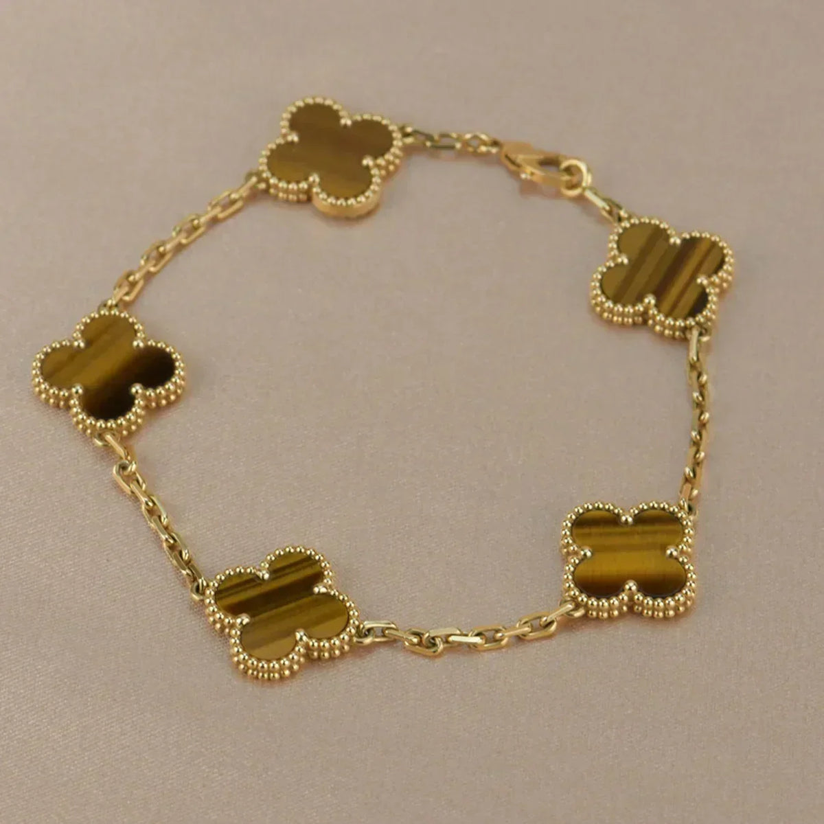 {
  "Bling Jewelrys": "ブリングジュエリー",
  "CLOVER 5 MOTIFS TIGER EYE BRACELET COLLECTION": "クローバー 5モチーフ タイガーアイ ブレスレット コレクション"
}