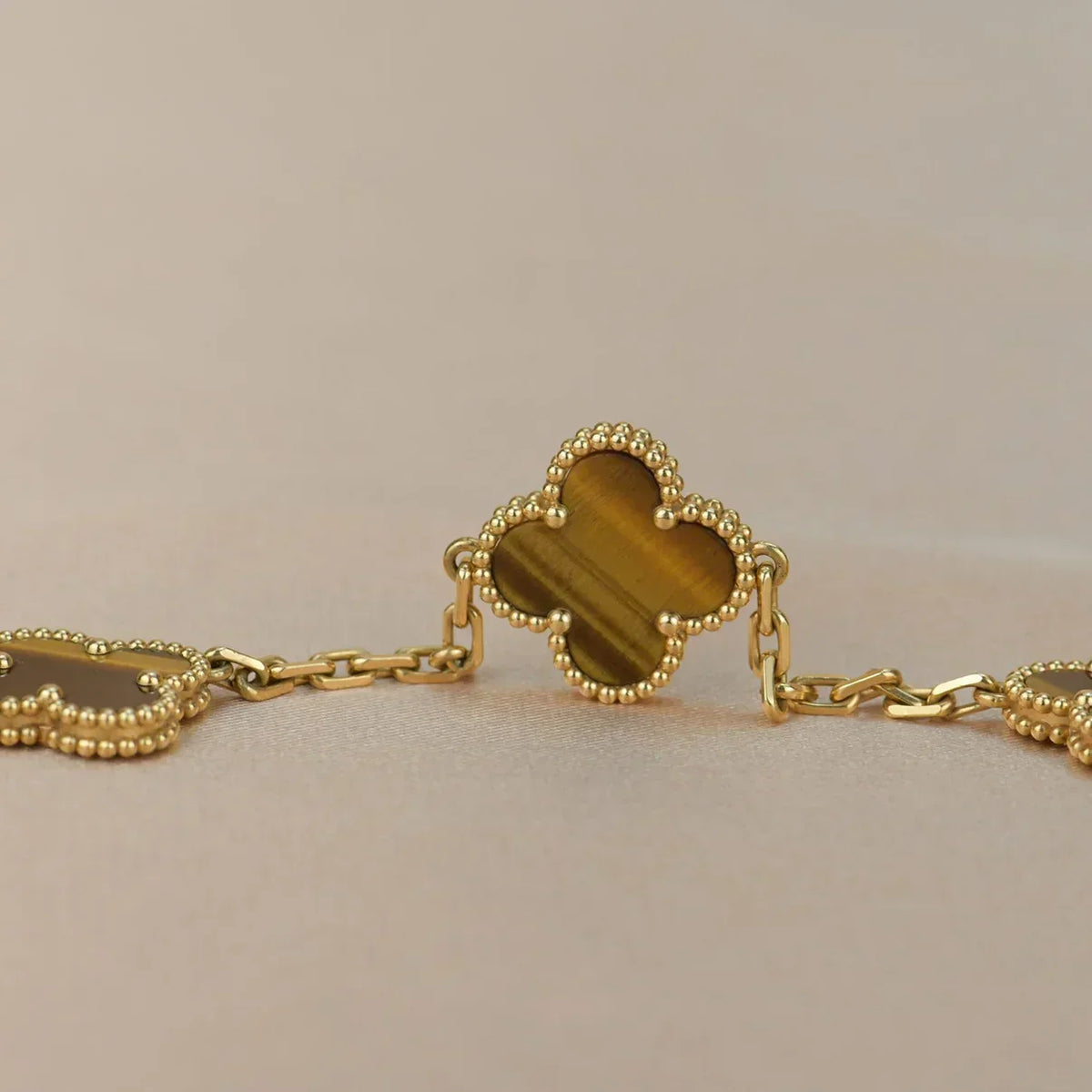 {
  "Bling Jewelrys": "ブリングジュエリー",
  "CLOVER 5 MOTIFS TIGER EYE BRACELET COLLECTION": "クローバー 5モチーフ タイガーアイ ブレスレット コレクション"
}