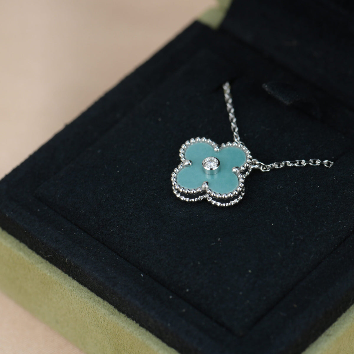 {
"Bling Jewelrys ": "Bling Jewelrys ",
"CLOVER 15MM DIAMOND SVRES PORCELAIN  NECKLACE SILVER": "KLEEBLATT 15MM DIAMANT SVRES PORZELLAN HALSKETTE SILBER"
}