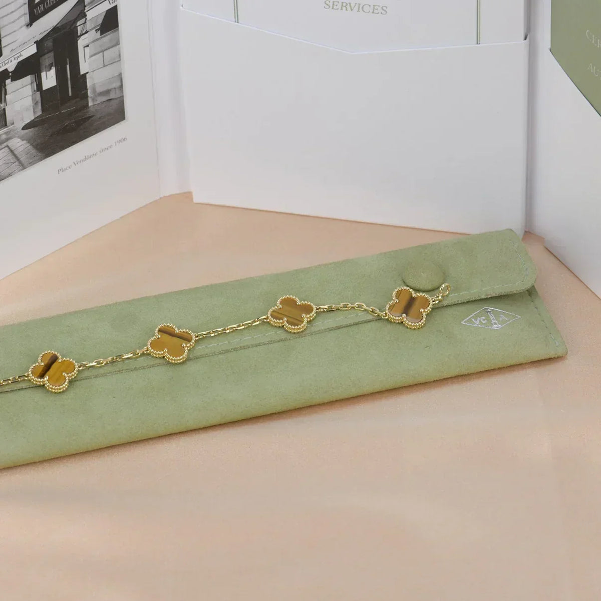 {
  "Bling Jewelrys": "ブリングジュエリー",
  "CLOVER 5 MOTIFS TIGER EYE BRACELET COLLECTION": "クローバー 5モチーフ タイガーアイ ブレスレット コレクション"
}
