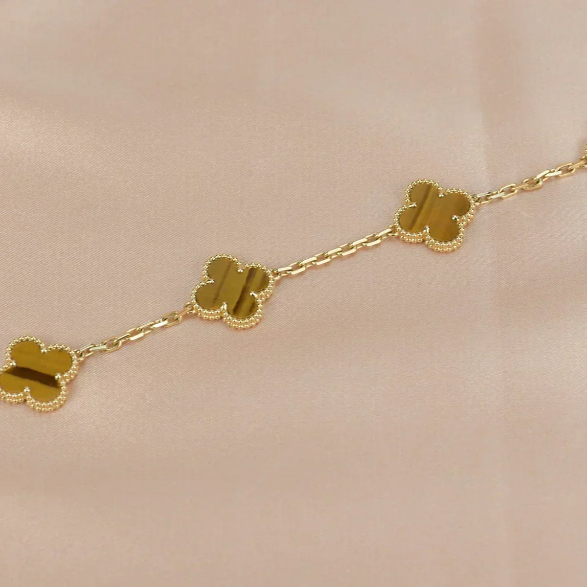 {
  "Bling Jewelrys": "ブリングジュエリー",
  "CLOVER 5 MOTIFS TIGER EYE BRACELET COLLECTION": "クローバー 5モチーフ タイガーアイ ブレスレット コレクション"
}