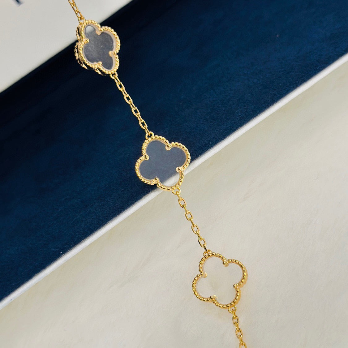 [Bling Jewelrys] KLEEBATT-ARMBAND MIT 5 MOTIVEN AUS BERGKRISTALL