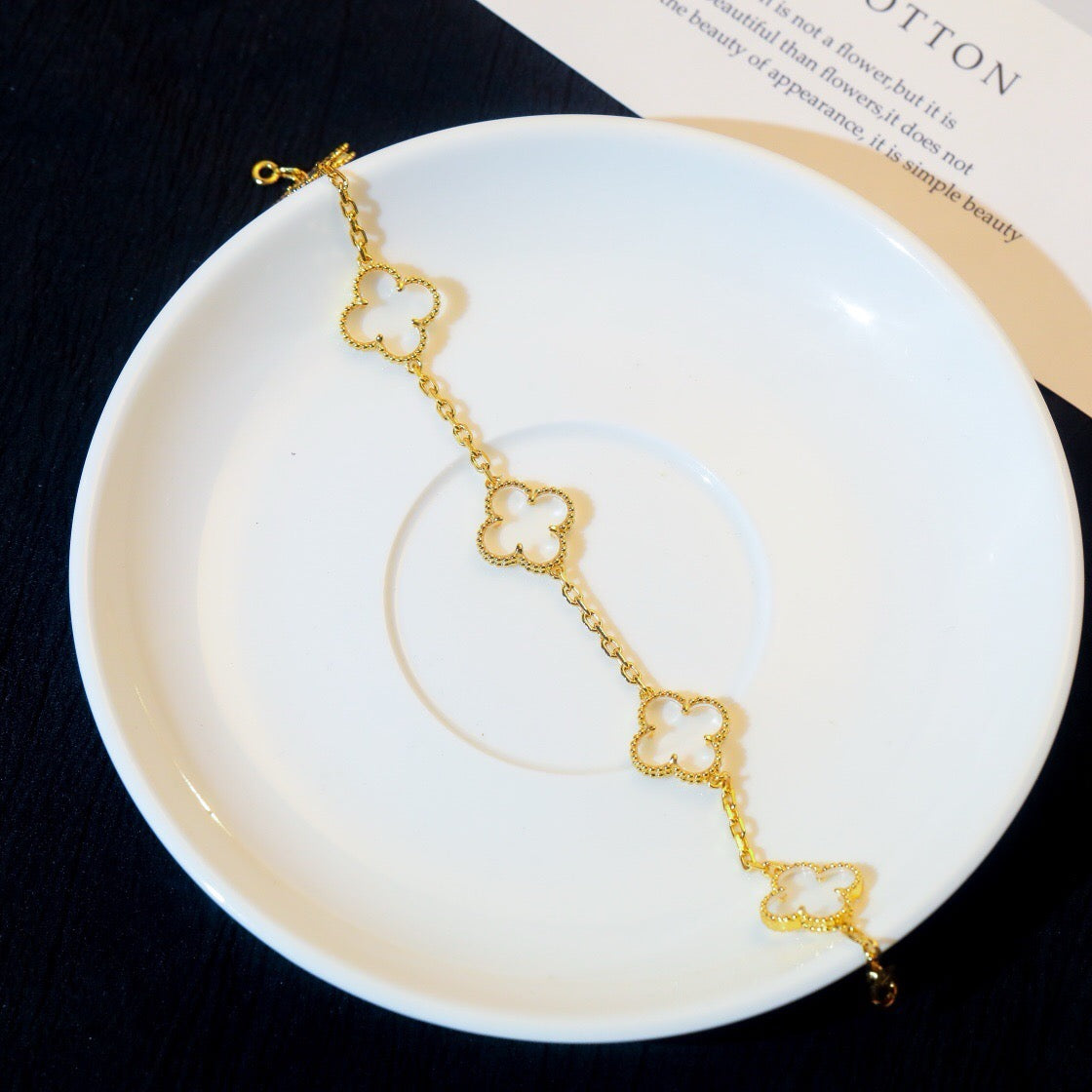 [Bling Jewelrys] KLEEBATT-ARMBAND MIT 5 MOTIVEN AUS BERGKRISTALL
