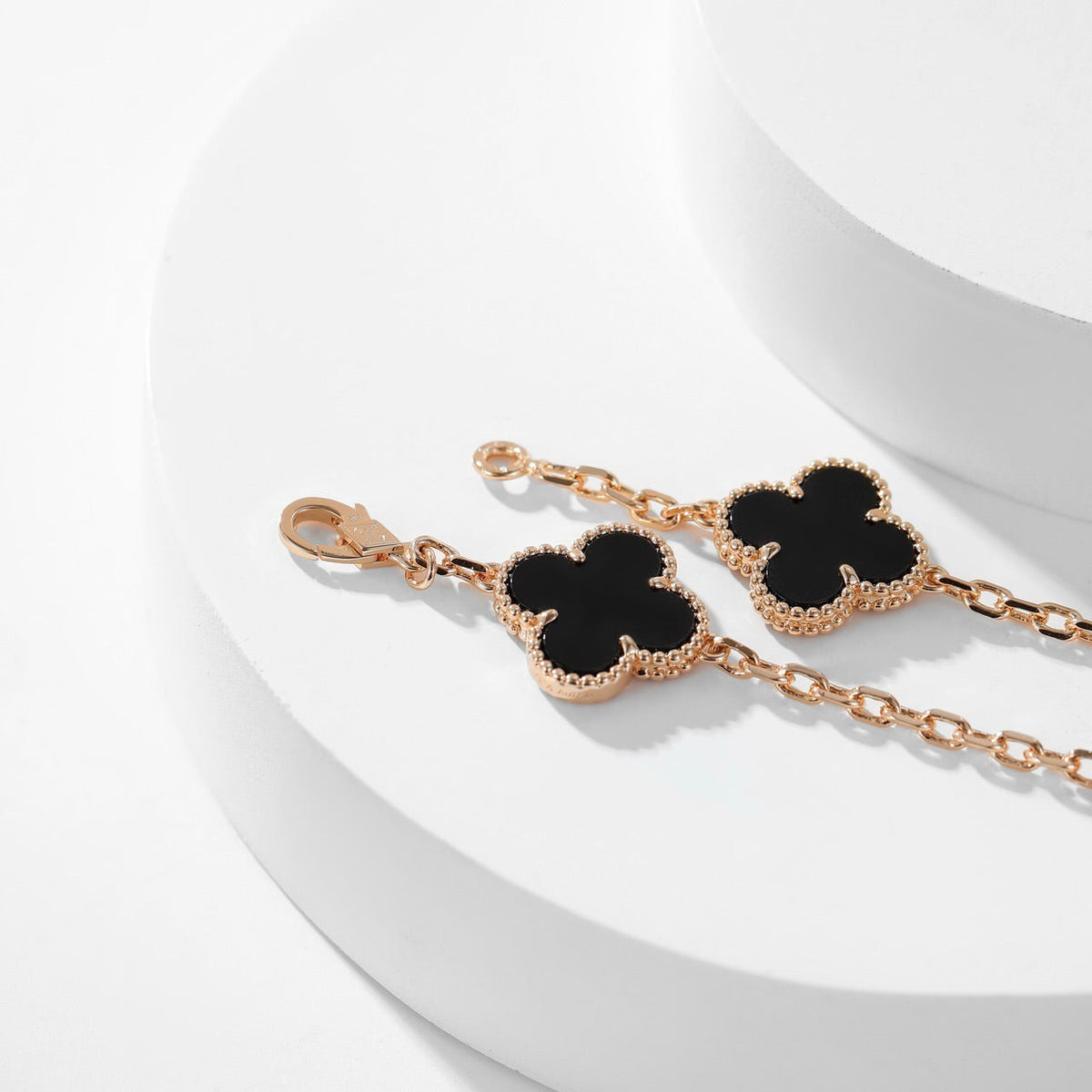 {
"Bling Jewelrys ": "Bling Jewelrys ",
"CLOVER 10 MOTIFS ONYX NECKLACE": "KLEEBLATT 10 MOTIVE ONYX HALSKETTE"
}