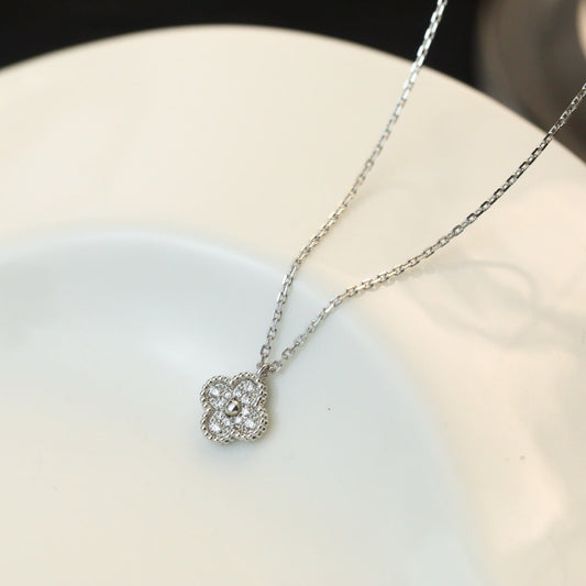 {"Bling Jewelrys ": "Bling Jewelrys ", "CLOVER MINI 9.5MM PENDANT DIAMOND NECKLACE": "MINI-KLEEBLATT-DIAMANTKETTE 9,5 MM"}