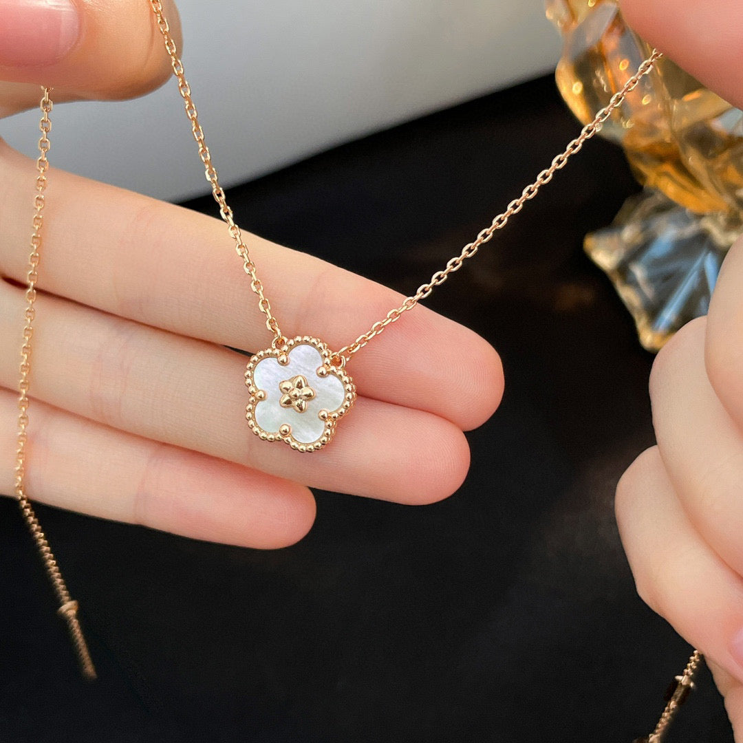 {
"Bling Jewelrys": "Bling Jewelry",
"LUCKY WHITE MOP PLUM BLOSSOM NECKLACE": "GLÜCKSBRINGER PFLAUMENBLÜTEN-HALSKETTE AUS WEISSEM PERLMUTT"
}