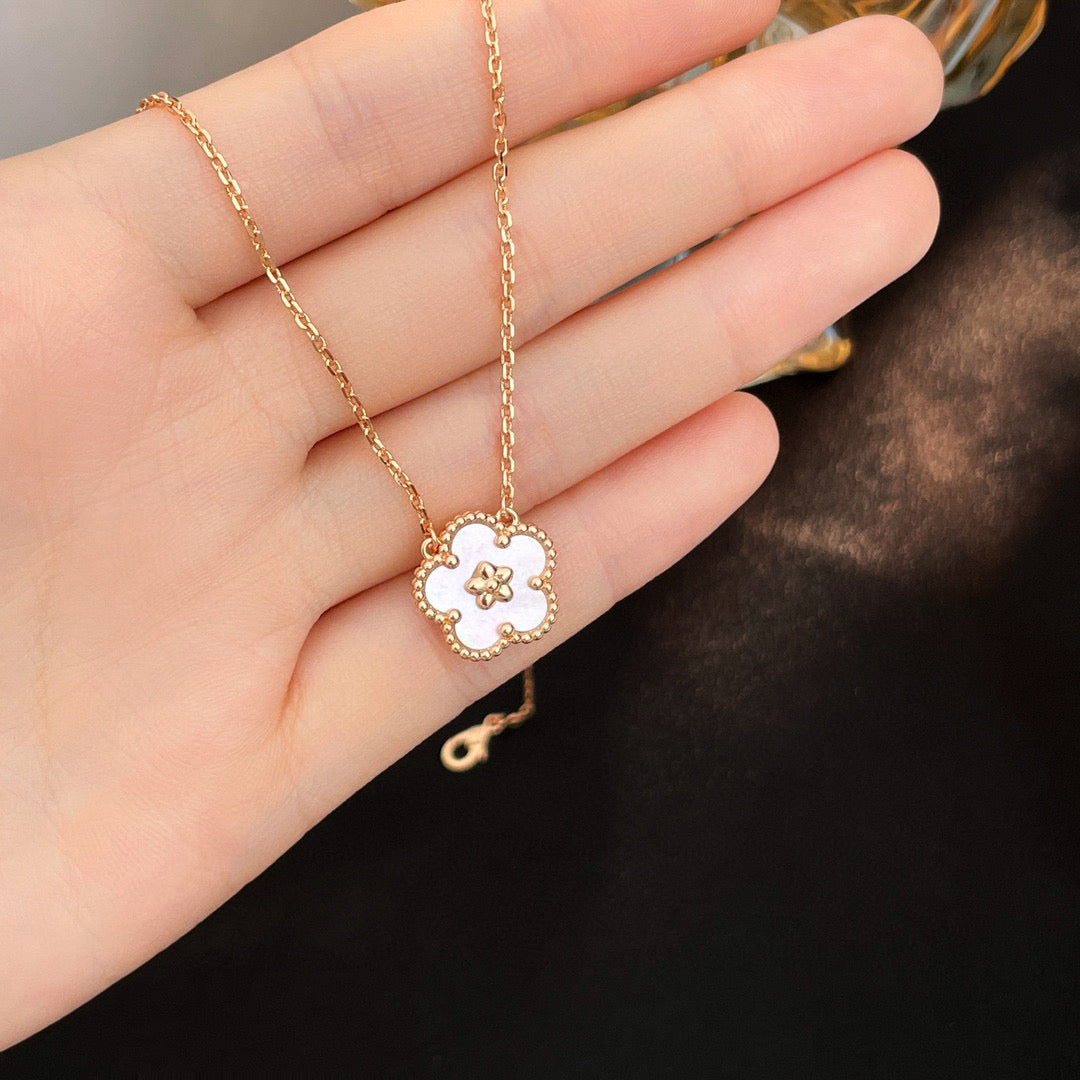 {
"Bling Jewelrys": "Bling Jewelry",
"LUCKY WHITE MOP PLUM BLOSSOM NECKLACE": "GLÜCKSBRINGER PFLAUMENBLÜTEN-HALSKETTE AUS WEISSEM PERLMUTT"
}