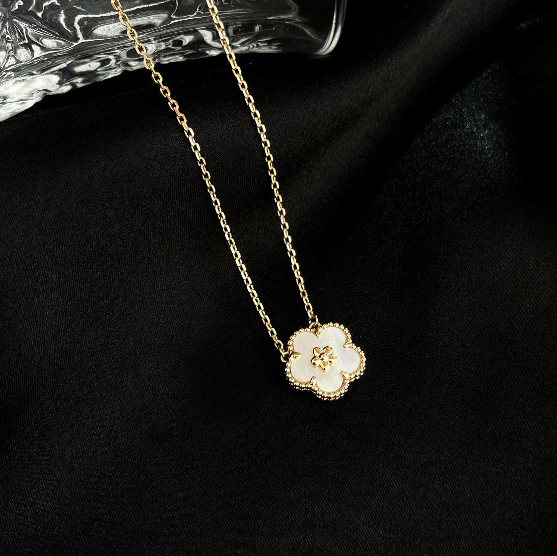 {
"Bling Jewelrys": "Bling Jewelry",
"LUCKY WHITE MOP PLUM BLOSSOM NECKLACE": "GLÜCKSBRINGER PFLAUMENBLÜTEN-HALSKETTE AUS WEISSEM PERLMUTT"
}