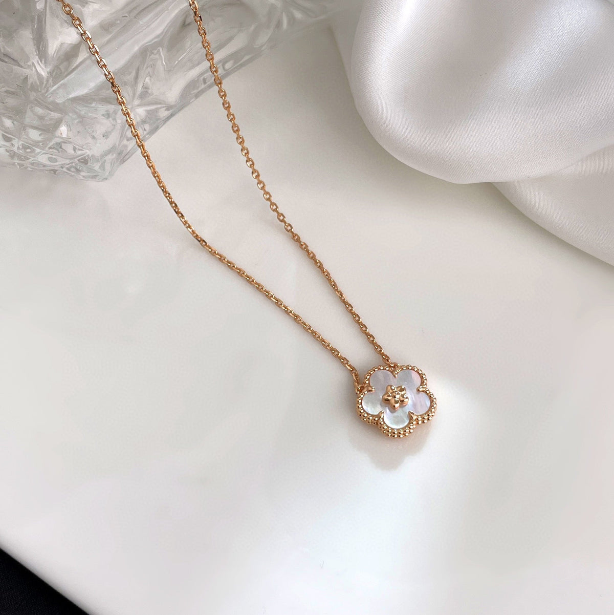 {
"Bling Jewelrys": "Bling Jewelry",
"LUCKY WHITE MOP PLUM BLOSSOM NECKLACE": "GLÜCKSBRINGER PFLAUMENBLÜTEN-HALSKETTE AUS WEISSEM PERLMUTT"
}