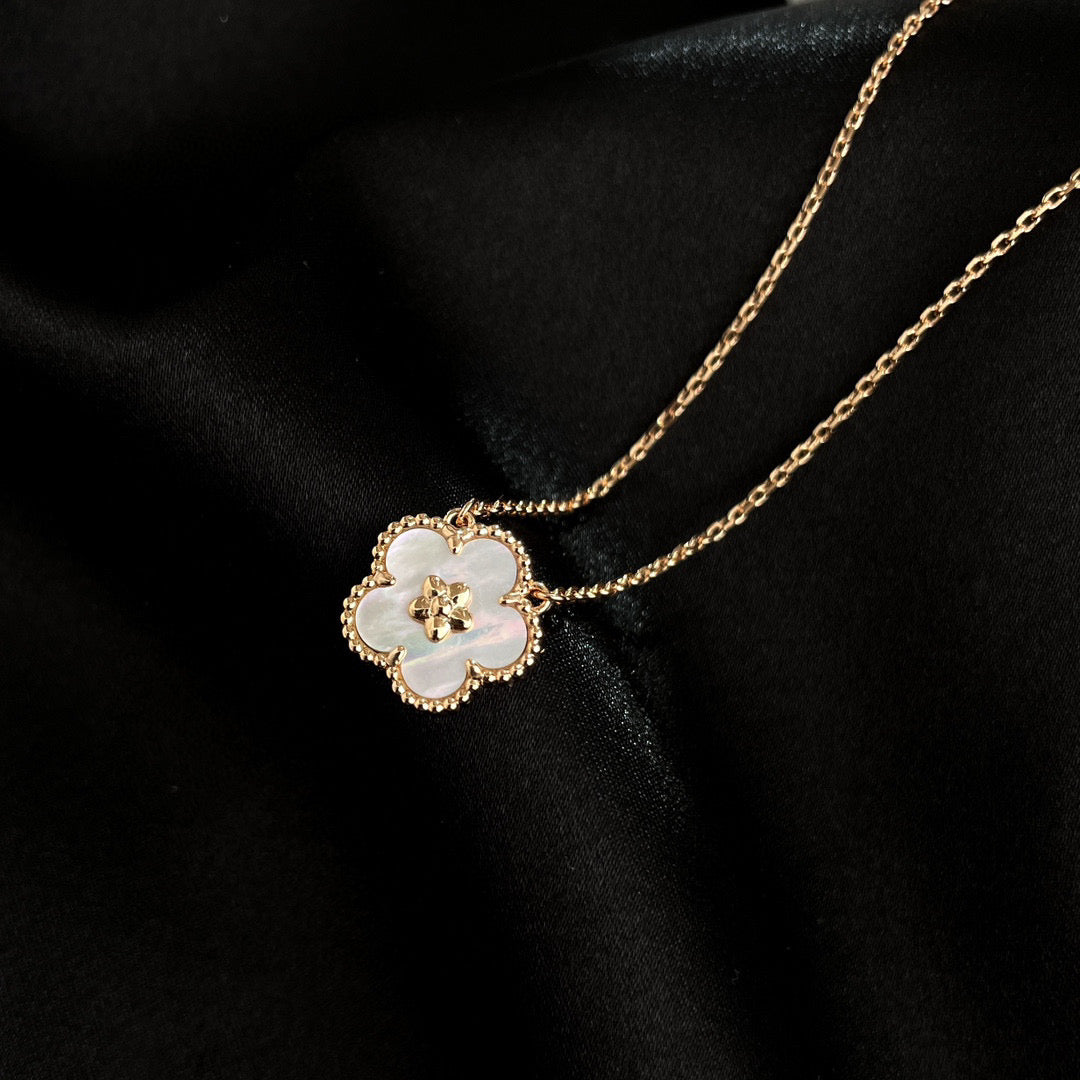 {
"Bling Jewelrys": "Bling Jewelry",
"LUCKY WHITE MOP PLUM BLOSSOM NECKLACE": "GLÜCKSBRINGER PFLAUMENBLÜTEN-HALSKETTE AUS WEISSEM PERLMUTT"
}